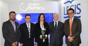 CCO Los Consultores con los organizadores del Premio