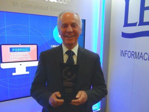 Jaime Eduardo Ortiz con el Premio 2015