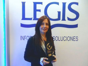 Martha C Rendón con el Premio 2015